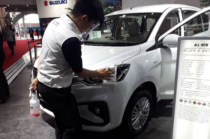 Ilustrasi tukang poles di pameran otomotif di Kemayoran