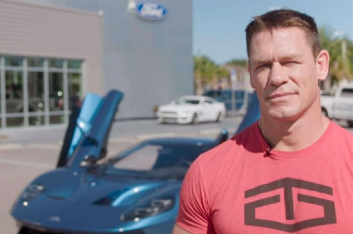 John Cena dengan Ford GT 2017