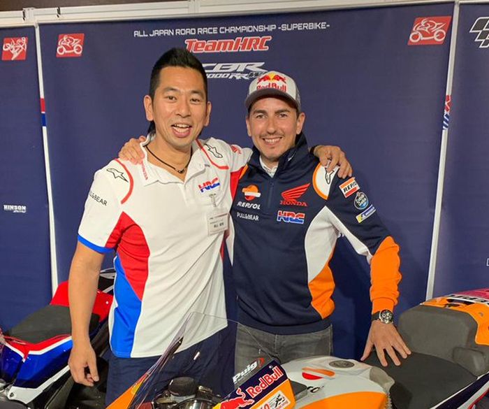 Jorge Lorenzo juga sempat berfoto dengan Direktur Teknis Honda Racing Corporation (HRC), Takeo Yokoyama