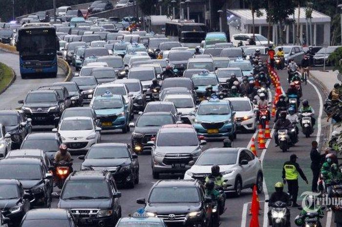 Kemacetan mobil dan motor di Jl Sudirman, Jakarta Selatan