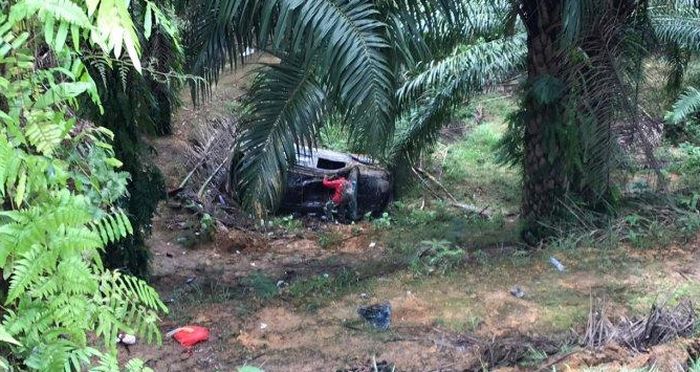 Toyota Fortuner rombongan Ketua DPRD Sintang terguling dan terbalik ke dasar jurang kebun sawit di Kalimantan Barat