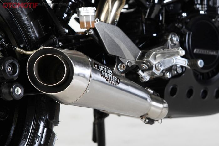 Knalpot pakai &ldquo;Katros Muffler&rdquo; dari material stainless steel, suaranya segarang tampilan Duke 200 ini