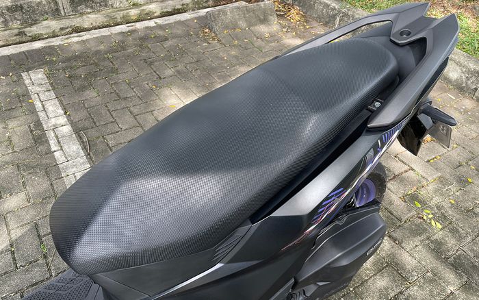 Jok Vario Street 125 tidak terlalu keras tapi juga enggak terlalu empuk, makin ke belakang busanya makin tipis.