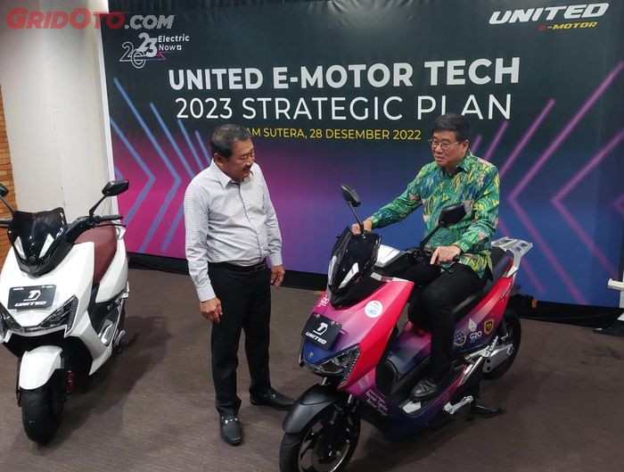 Henry Mulyadi (kanan) dan Andrew Mulyadi (kiri) saat konferensi pers United E-Motor Tech.