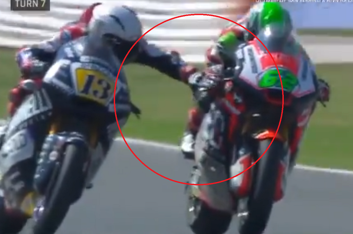 Romano Fenati menarik tuas rem Stefano Manzi