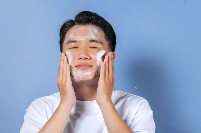 Ilustrasi mencuci wajah dengan facial foam