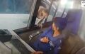 Bikin Panik, Video Monyet Keluar dari Mobil Curi Uang di Kasir Tol