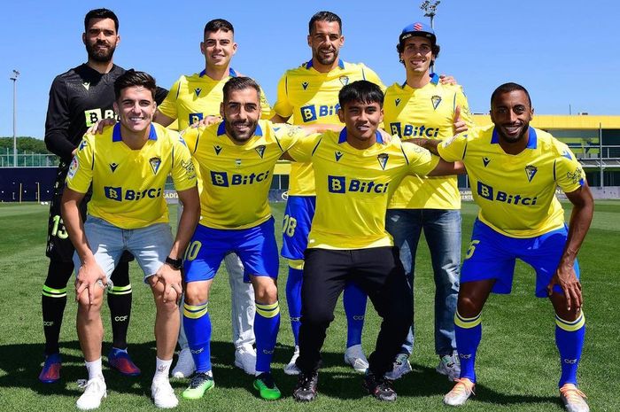 Mario Suryo Aji (bawah kedua dari kanan) melakukan kunjungan ke tim sepakbola Cadis FC yang berkiprah di liga Spanyol atau La Liga. 