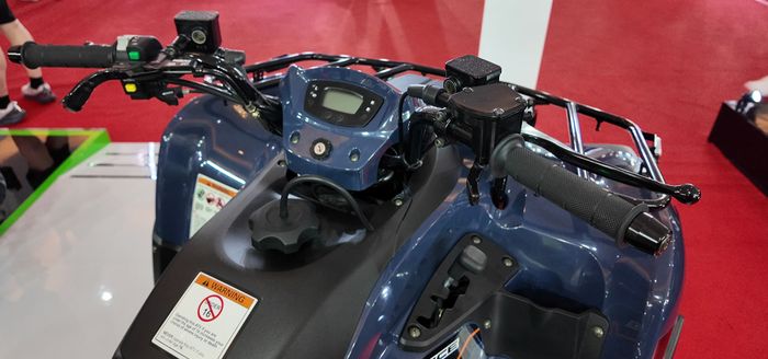 Kawasaki BRUTE FORCE 300 banyak tuas tak biasa di setangnya. Salah satunya gas pakai jempol.