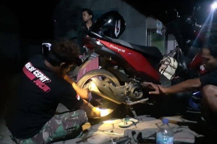 ACJJ bersiaga saat malam hari dalam  membantu pengendara yang alami trouble kendaraan