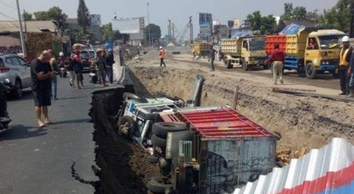 Truk dan Land Rover terperosok ke lubag proyek Underpass Kentungan, Yogyakarta