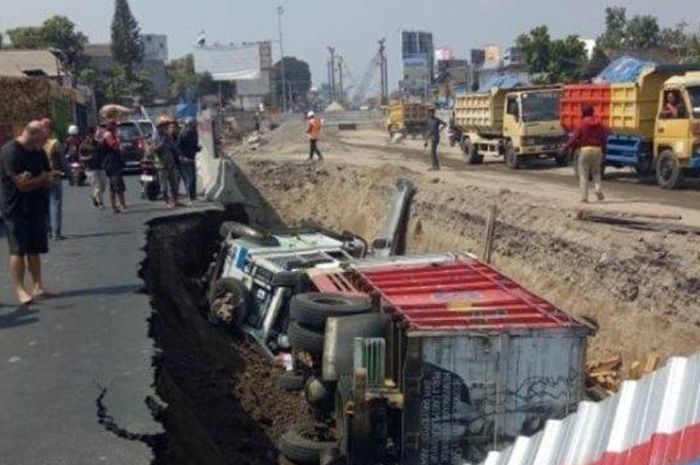 Truk dan Land Rover terperosok ke lubag proyek Underpass Kentungan, Yogyakarta