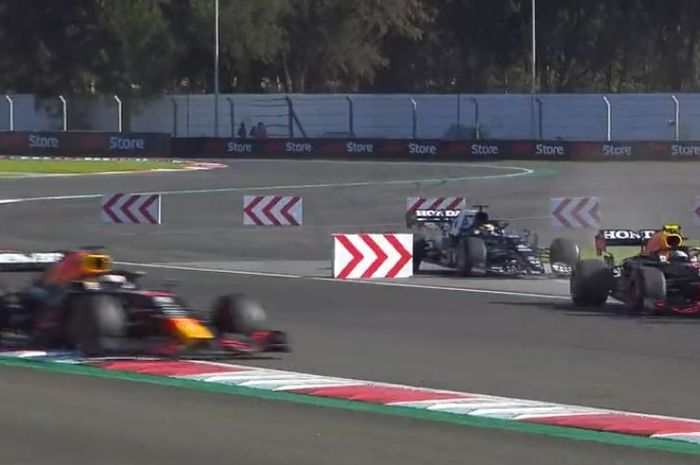 Max Verstappen (kiri) dan Sergio Perez (kanan) terjebak pada situasi sulit saat Yuki Tsuboda (tengah) keluar trek di akhir kualifikasi F1 Meksiko 2021