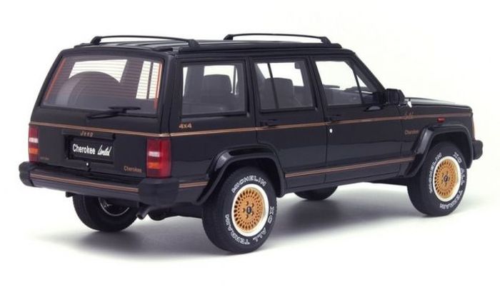 Die-cast Jeep XJ Cherokee keluaran Otto Mobiles ini hanya tersedia warna hitam.