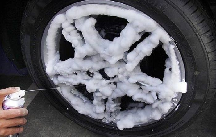 Bersihkan pelek mobil