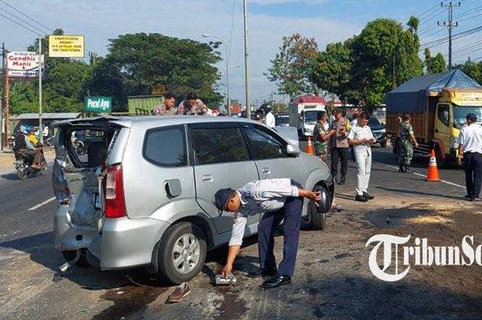 Pintu bagasi Toyota Avanza cekung ditusuk dump truck dari belakang hingga terjadi kecelakaan beruntun di jalan raya Solo-Semarang, Teras, Boyolali