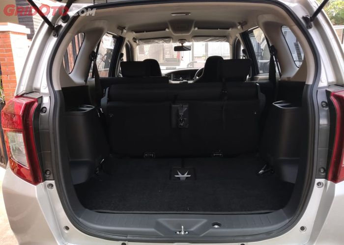 Melipat bangku baris ketiga Daihatsu Sigra untuk menambah kapasitas bagasi.