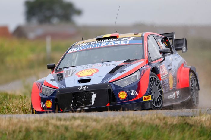 Pereli tim Hyundai, Thierry Neuville sementara memimpin Reli Belgia 2022 hari Jumat (19/8)