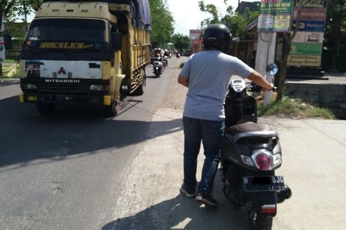 Lakukan ini kalau motor injeksi mogok kehabisan bensin 