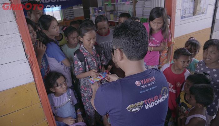 Rider MAXI YAMAHA Tour de Indonesia memberikan alat tulis