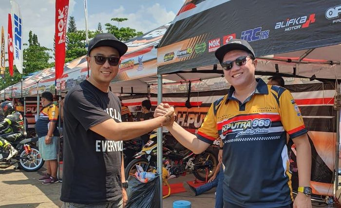 Putra Rizki (kanan) bekerjasama dengan Deny Wajonk (kiri) dari Indoclub untuk menggelar Indonesia Cup Prix