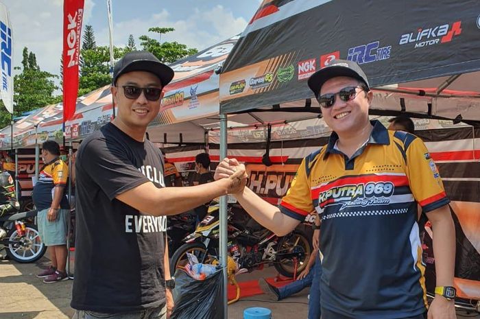 Putra Rizki (kanan) bekerjasama dengan Deny Wajong (kiri) dari Indoclub untuk menggelar Indonesia Cup Prix