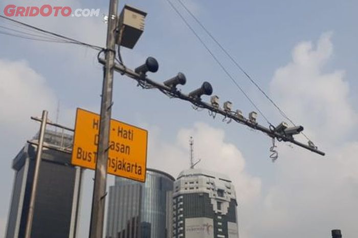 Kamera tilang elektronik atau ETLE.