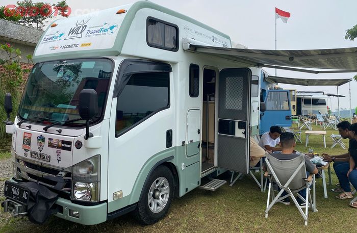 Isuzu ELF NLR memiliki dimensi yang pas sebagai campervan