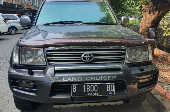 Tampak depan Toyota Land Cruiser yang dilelang, sekilas masih kemplengkan?