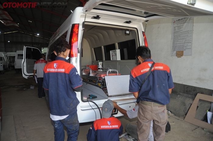 Suasana pengerjaan modifikasi ambulance