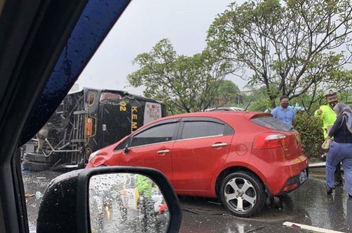 Bus Kemenhan terguling sebabkan kecelakaan beruntun di tol Dalam Kota