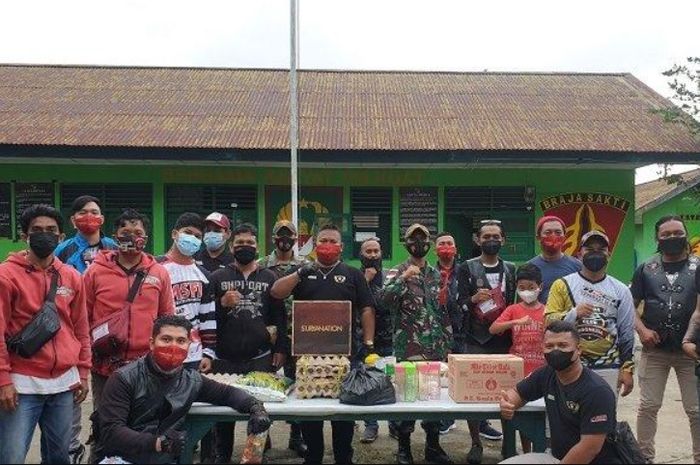 Bikers bagi-bagi sembako di kampung di pelosok Papua