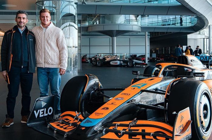 Selain di tim Mercedes, Mick Schumcher juga jadi pembalap cadangan tim McLaren di F1 2023