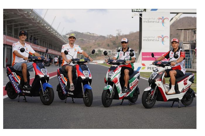 Pembalap MotoGP Honda naik EM1 e: