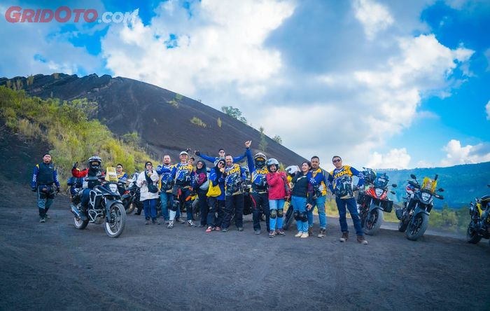VIONERS berpose di kawasan Black Lava di Kintamani