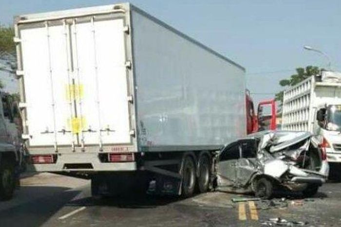 Toyota Avanza remuk depan belakang diseruduk duo truk di Gresik