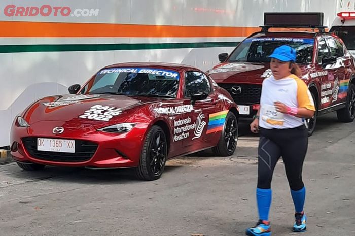 Penampakan mobil baru Mazda MX-5 RF di Indonesia International Marathon 2022.