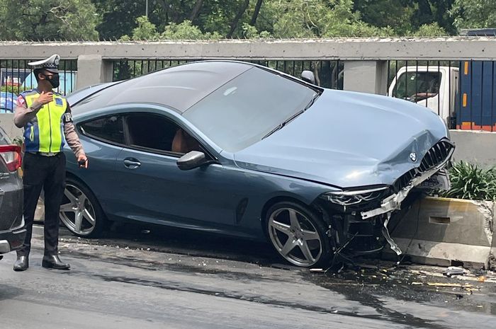 BMW seri 8 alami kecelakaan di depan gedung DPR/MPR RI 