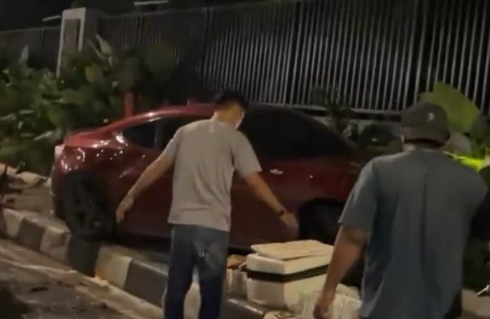 Toyota 86 diduga gagal drift liar, malah tabrak pedagang.