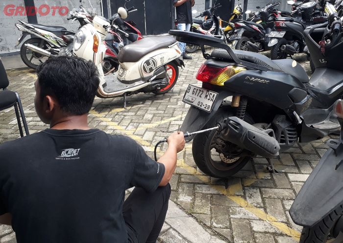 Dalam program Service Day, Planet Ban juga uji emisi motor karyawan setelah diservis