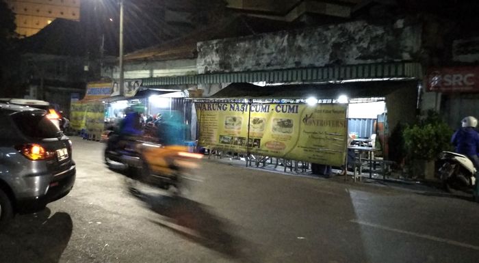 Warung Nasi Cumi Pasar Atom Surabaya, cukup terkenal bagi penyuka kulineran