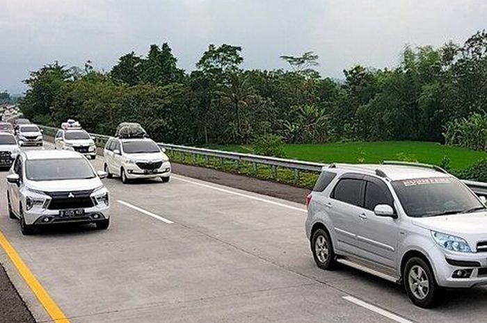 Arus lalu lintas di ruas tol Semarang-Solo