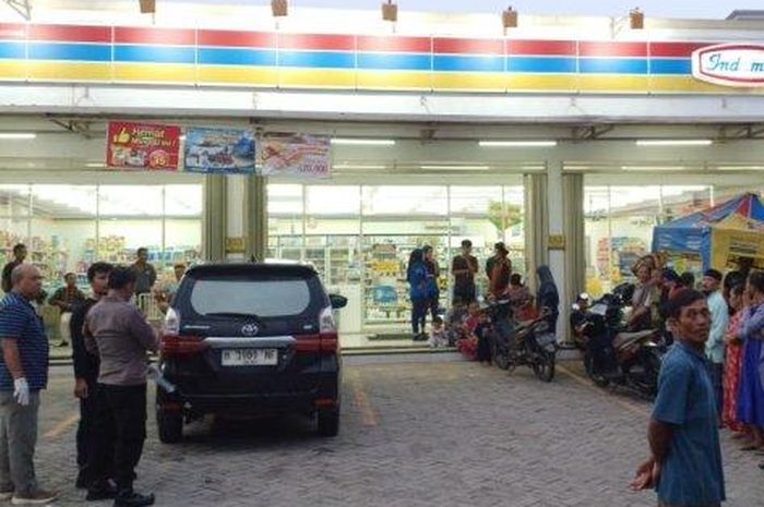 Toyota Avanza hitam dikerumuni warga yang penasaran. Terkait temuan sesuatu di kabin