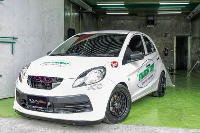 Modifikasi Honda Brio lawas bergaya racing