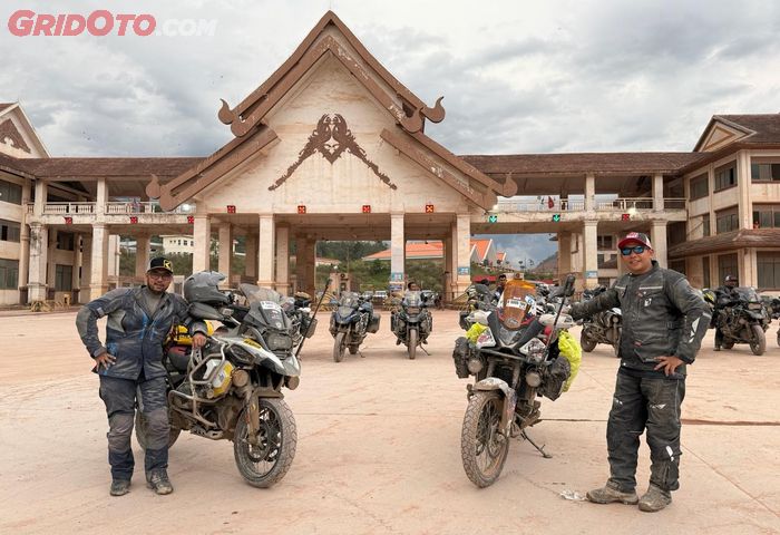 Rial Hamzah (kiri) menggunakan BMW R1250GS dan Adet Vriono menggunakan Honda XL750 Transalp