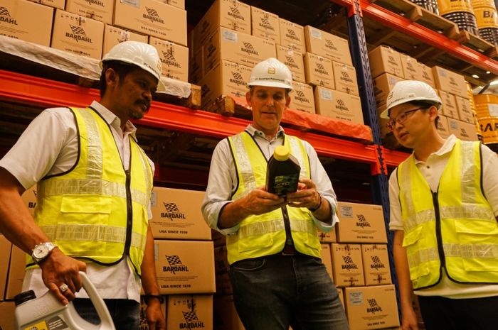 Managing Director Bardahl USA untuk area Eropa, Timur Tengah, dan Afrika (EMEA) dan Asia Pacific Douglas McNeil (tengah), Direktur Bardahl Indonesia Raymond Widjaja, dan VP Bardahl Indonesia Pudjijarto Sutjipto di warehouse Bardahl Indonesia, Cilegon, Banten.