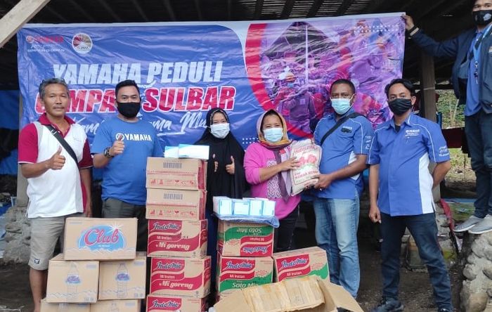 Tim Yamaha membagikan donasi berupa kebutuhan pokok kepada korban gempa bumi di Sulbar.