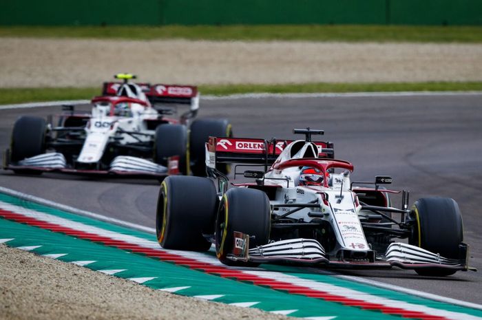 Kimi Raikkonen gagal mempersembahkan point pertama untuk tim Alfa Romeo tahun ini setelah kena penalti di F1 Emilia Romagna 2021