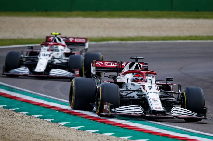 Kimi Raikkonen gagal mempersembahkan point pertama untuk tim Alfa Romeo tahun ini setelah kena penalti di F1 Emilia Romagna 2021