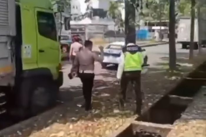 Viral video polisi Satlantas Polres Metro Bekasi tilang sopir truk di kawasan Jababeka